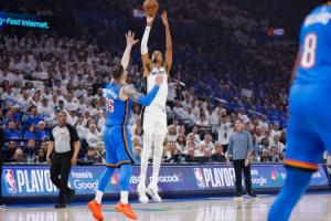记者：哈滕的“摔跤”耗尽了文班体能 这是过去几年最刺激的西决